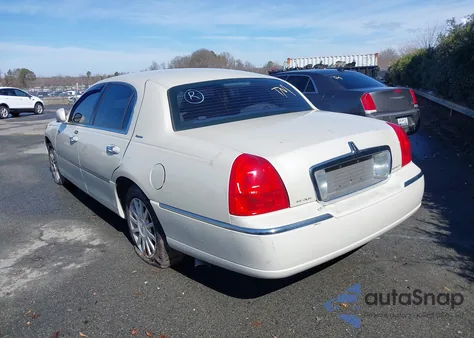 2006 Lincoln Town Car Signature z USA, uszkodzony, nr VIN 1LNHM81W66Y605851